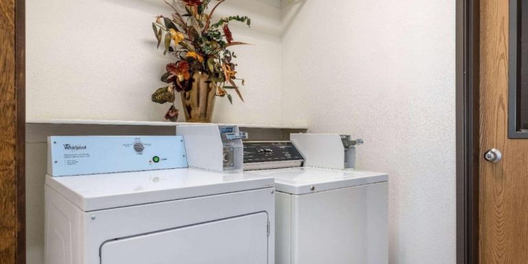 DESKS 08 - GUEST LAUNDRY